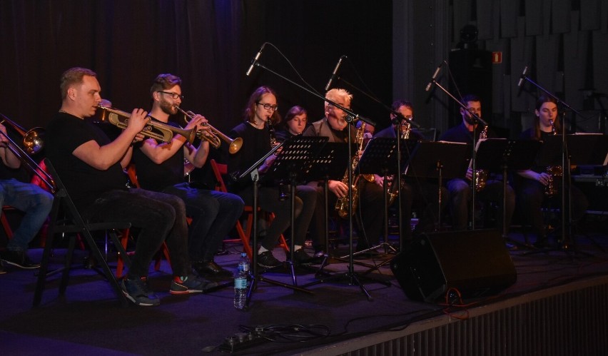 Szamotuły. "Szamotulanie Solidarni z Ukrainą". Przepiękny koncert w niebiesko-żółtych barwach