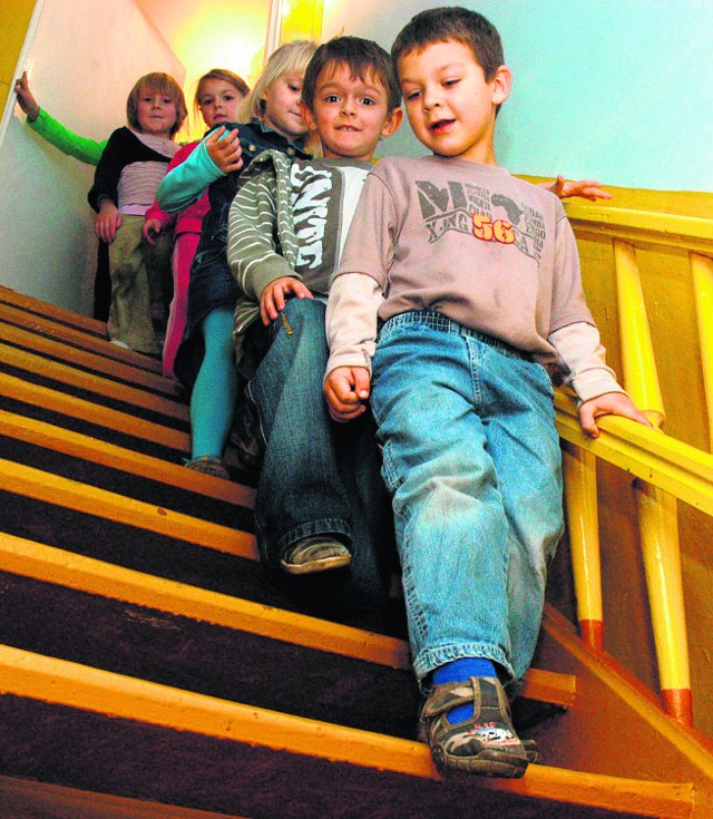 Przedszkolaki do sali wspinają się po stromych schodach
