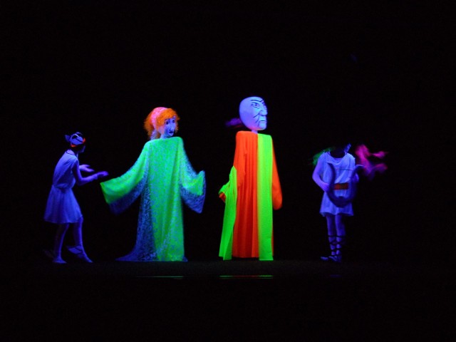 Jedna ze scen przedstawienia "Orfeusz i Eurydyka" w wykonaniu Teatralnego Bzika