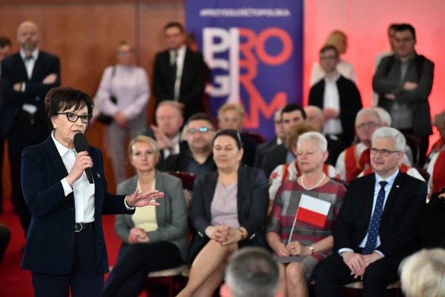 Elżbieta Witek, marszałek Sejmu, zapowiada działania mające zwalczyć problem agresji wśród młodych osób.