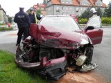 Wypadek w Rybniku: Hyunadai uderzył w drugi samochód, a potem w drzewo