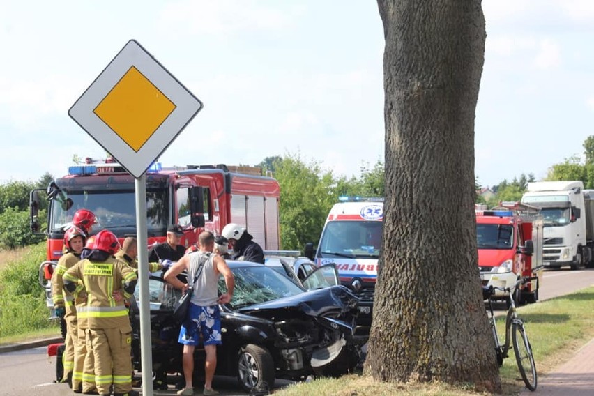 Nowy Staw. Wypadek na ulicy Gdańskiej. Samochód wjechał w drzewo, dwie osoby trafiły do szpitali