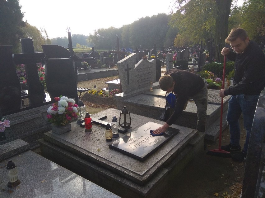 Uczniowie z Wojsławic zadbali o grób Siemiątkowskich [zdjęcia]