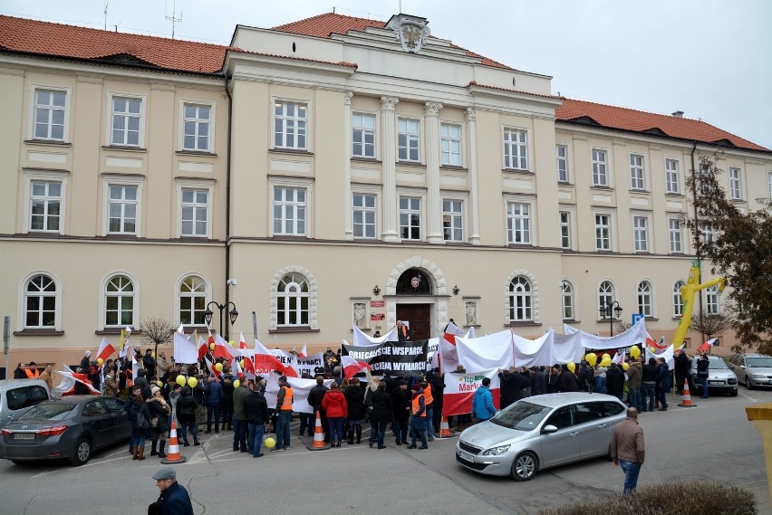 Przedsiębiorcy z Lubelszczyzny protestowali przed siedzibą...