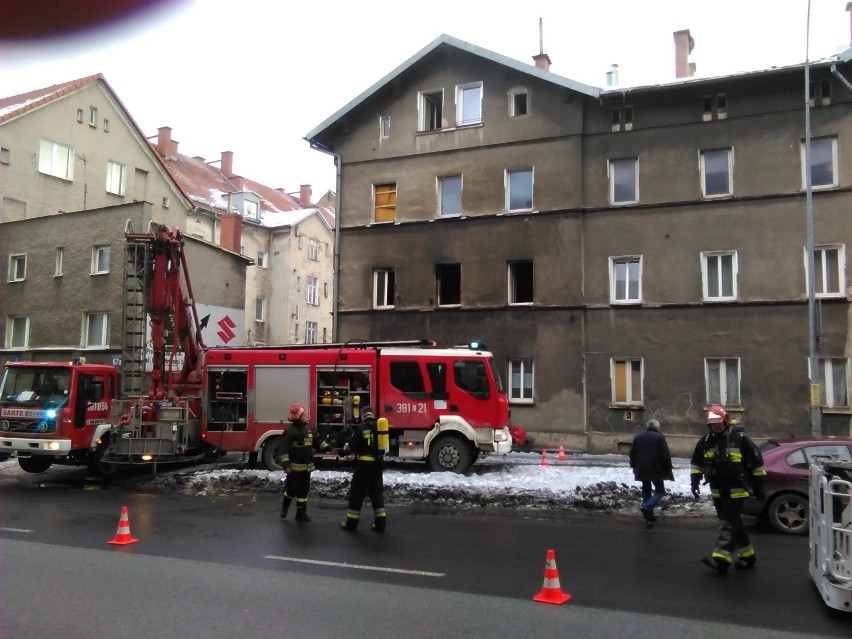 Pożar wybuchł w kamienicy przy ul. 1 Maja 69 w wałbrzyskiej dzielnicy Sobięcin