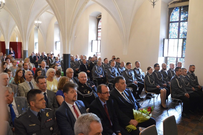 Święto Policji 2019 w Malborku [ZDJĘCIA, WIDEO]. Awanse, odznaczenia i podziękowania odebrali w zamku