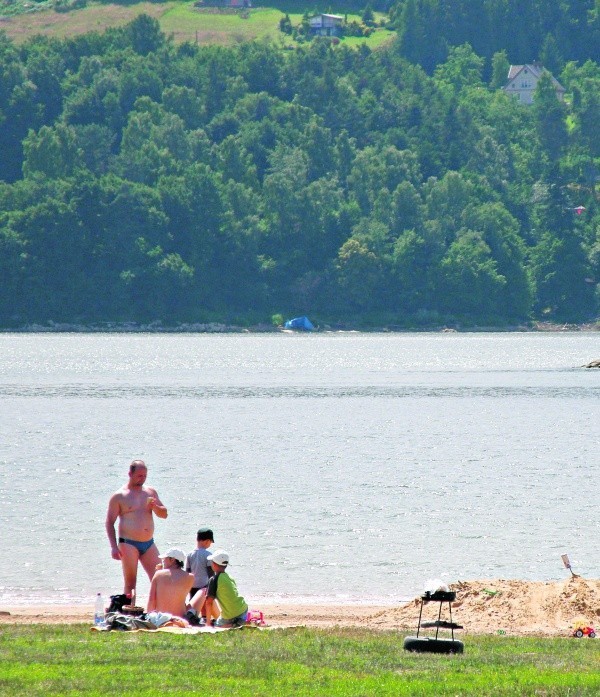 Pogodne dni pod koniec czerwca ściągnęły już nad jezioro pierwszych turystów