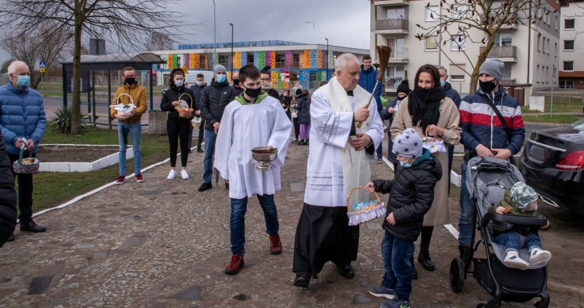 Święcenie pokarmów w kościołach w Stargardzie. Na zewnątrz i w środku 