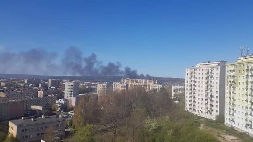 Kłęby czarnego dymu nad północnymi dzielnicami Gdyni, 4.05.2022. Płonął magazyn przy serwisie samochodowym 