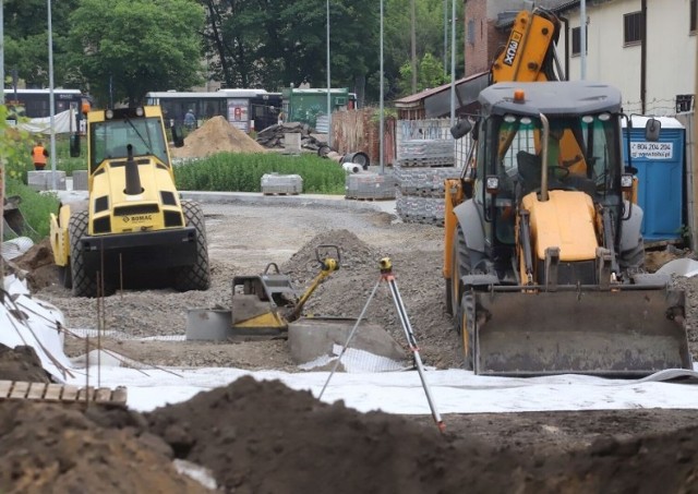 Na ulicy Zgodnej prace idą pełną parą. Gotowa jest kanalizacja, trwa budowa oświetlenia, później będzie konstrukcja nowej jezdni.