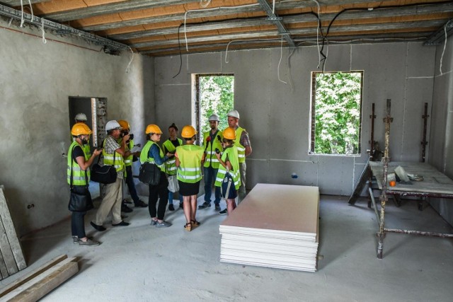 Na Okolu w Bydgoszczy trwa budowa centrum edukacyjno-kulturalnego. Do zabytkowego budynku przy ul. Staroszkolnej 10, który właśnie przechodzi remont, przeniesie się Muzeum Kanału Bydgoskiego. Będzie tam też miejsce spotkań mieszkańców i nie tylko