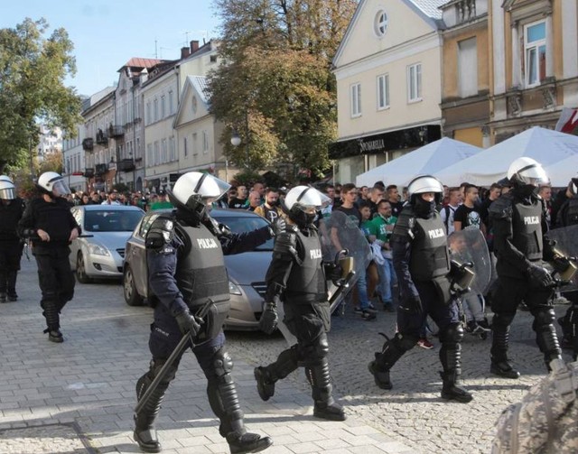 W przeszłości spotkania Radomiaka Radom zabezpieczała zawsze duża liczba policjantów. Nie inaczej będzie również podczas niedzielnego meczu z Koroną Kielce.