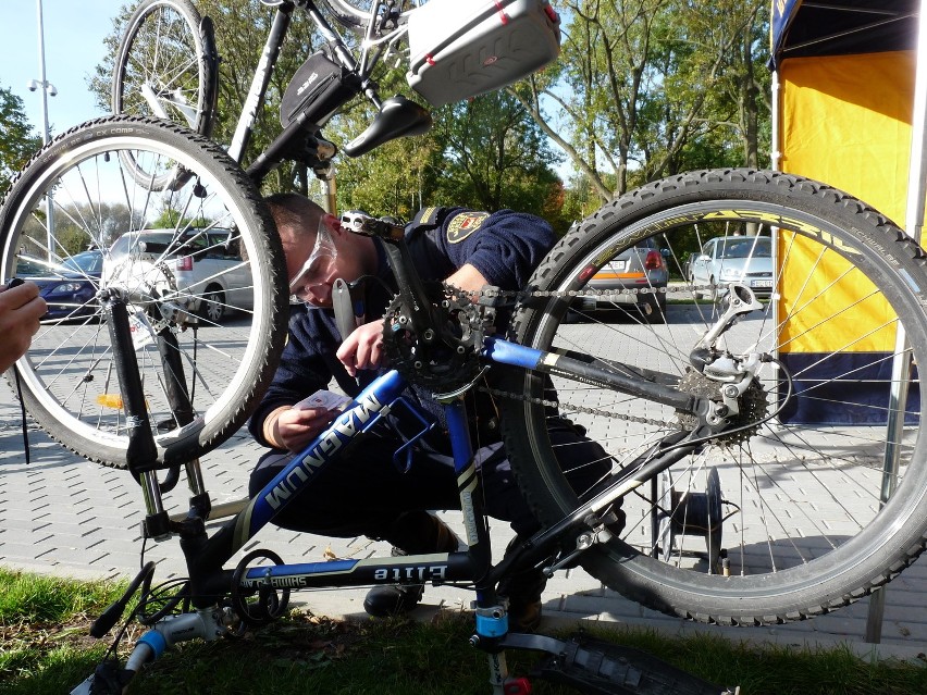 Straż miejska z Łodzi znakuje rowery mieszkańcom miasta [ZDJĘCIA]