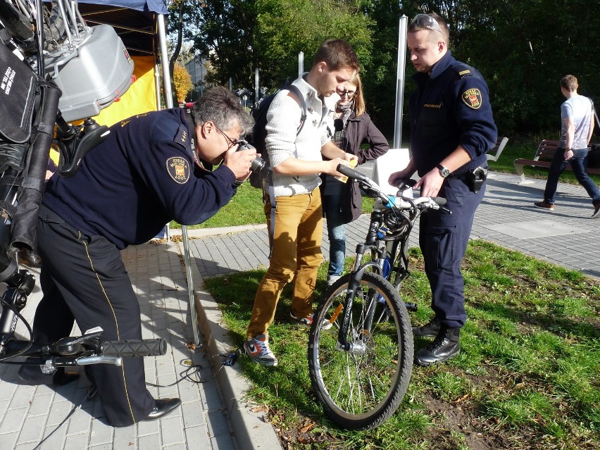 Straż Miejska w Łodzi znakuje rowery mieszkańcom