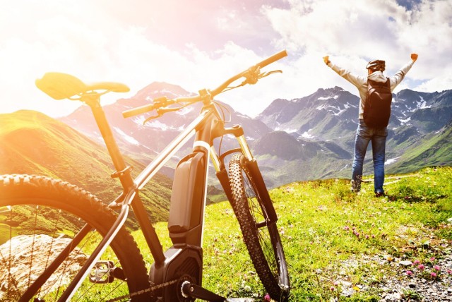 Zastanawiasz się nad zakupem roweru? Wahasz się, czy wybrać rower tradycyjny, czy ze wspomaganiem elektryczny? Podpowiadamy, co warto kupić.