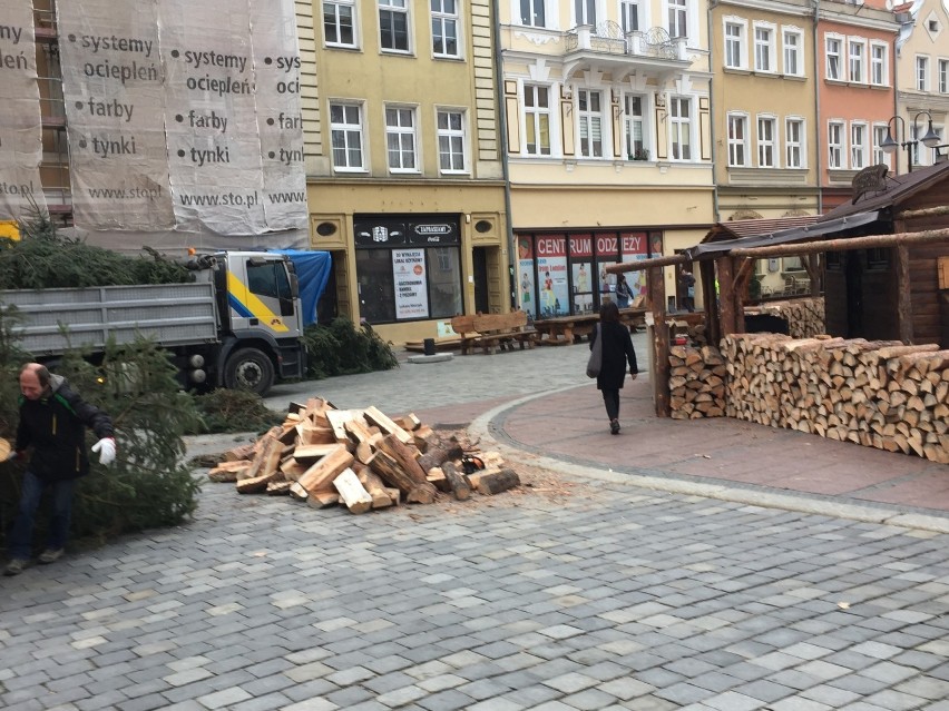 Jarmark Bożonarodzeniowy 2018 w Opolu już powstaje. Na Rynku pojawiły się już pierwsze drewniane stoiska i domki [zdjęcia]