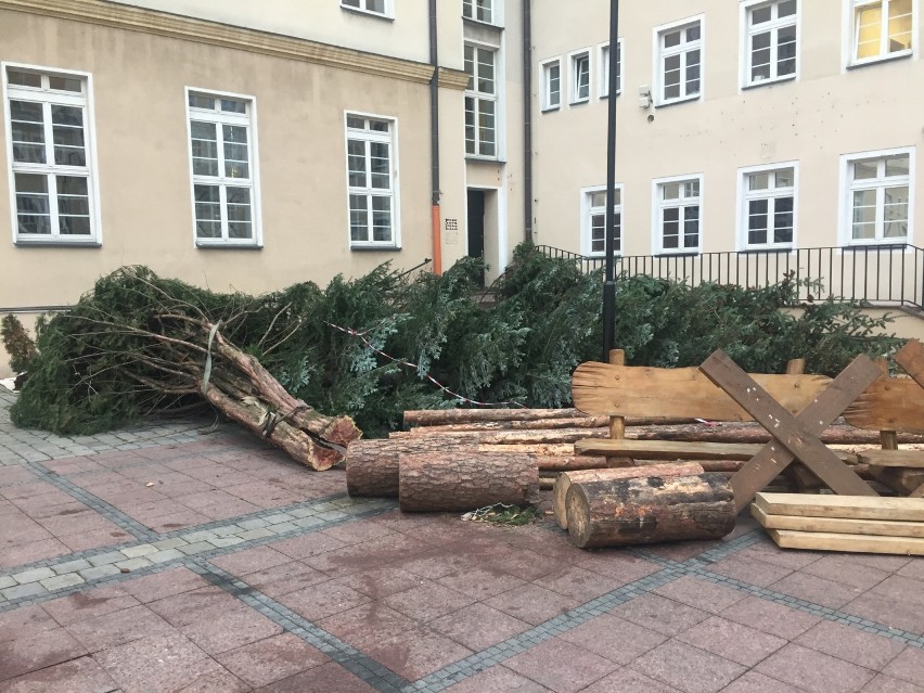 Jarmark Bożonarodzeniowy 2018 w Opolu już powstaje. Na Rynku pojawiły się już pierwsze drewniane stoiska i domki [zdjęcia]