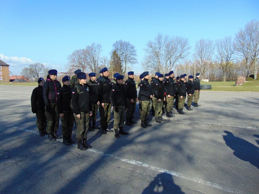 Zobacz jak pod okiem żołnierzy szkolą się uczniowie klas mundurowych (ZDJĘCIA)