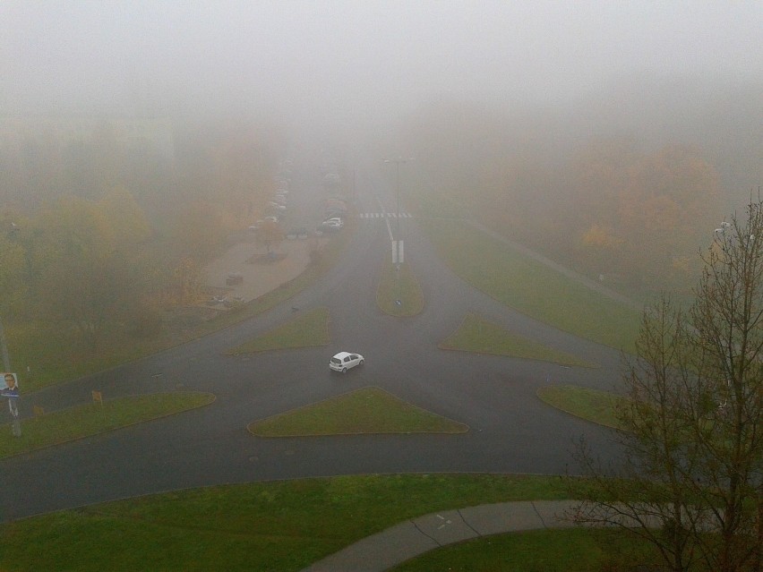 W Toruniu jesienna mgła i zachmurzenie