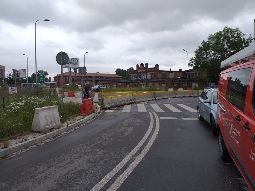 Dziki parking przy "ślepym" rondzie w rejonie Muzeum AK