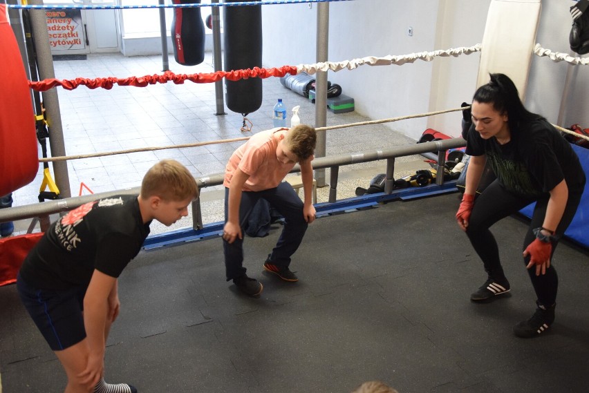 Młodzi adepci boksu na ringu w Amatorskim Klubie Bokserskim w Skierniewicach 