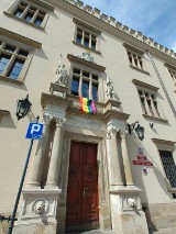 Tęczowe flagi na magistracie. Jutro Marsz Równości, z udziałem prezydenta Krakowa