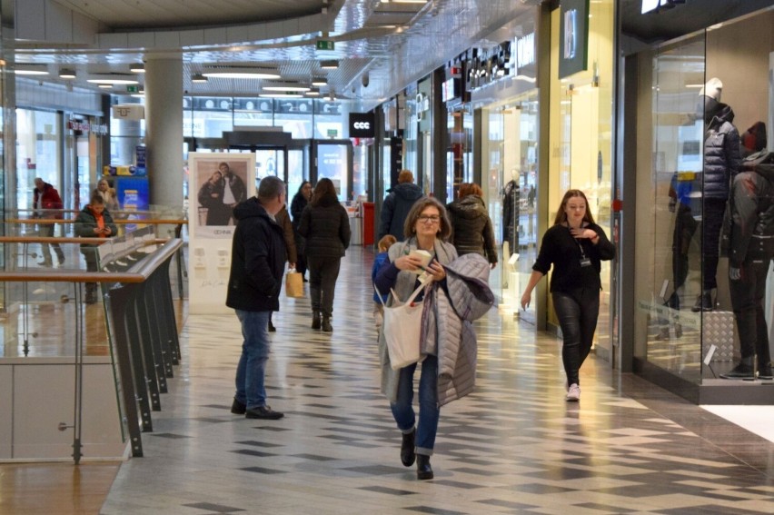 Niedziela handlowa 2022 w Kielcach. Wielu klientów na przedświątecznych zakupach w Galerii Korona. Zobacz zdjęcia