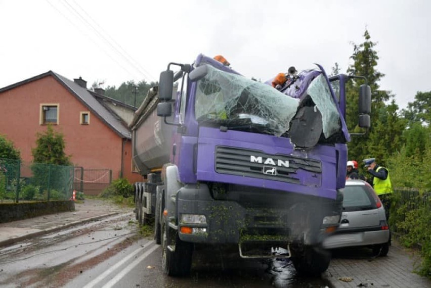 Zderzenie ciężarówki z oplem w Gołubiu