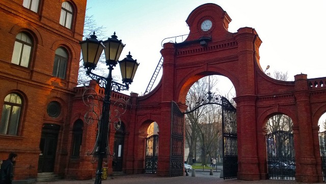 Piątek, 9 maja, g. 17

Rewolucja, czyli „lepka purpura łódzkich kwiatów” to temat kolejnego wykładu otwartego w Muzeum Fabryki w Manufakturze. Zryw, który miał na celu m.in. poprawę warunków pracy w największych ośrodkach przemysłowych znajdujących się pod zaborem. O postulatach protestujących, efektach i zmianach, które wprowadziła w Kongresówce rewolucja z 1905 roku w najbliższy piątek opowie historyk, Kamil Piskała. 

Ośmiogodzinny dzień pracy, pomoc lekarska dla robotników i robotnic oraz ich rodzin, ubezpieczenie na wypadek starości, choroby, nieszczęśliwych wypadków i śmierci, uzyskanie prawa do korzystania z dwutygodniowego urlopu – to tylko kilka z wielu postulatów „fabrycznych” rewolucji 1905 roku. Dzisiaj są oczywistymi prawami pracowników, jednak nieco ponad sto lat temu wiele osób poniosło śmierć lub ucierpiało walcząc o ich wprowadzenie. Ten ogólnokrajowy zryw społeczny skierowany był przeciwko absolutyzmowi carskiemu i wynikał z pogarszających się warunków pracy. W jego efekcie na terenach znajdujących się pod rosyjskim zaborem wprowadzono wiele pozytywnych zmian, m.in. dopuszczono używanie języka polskiego w urzędach gminnych, a jego nauczanie w prywatnych szkołach, w Dumie zasiedli polscy posłowie. Umożliwiono również tworzenie organizacji społecznych, wprowadzono nakaz tolerancji religijnej. Te modernizacyjne zmiany zaszły jednak kosztem wielu walk, długotrwałych protestów oraz konfliktów. Znaczny udział w tych wydarzeniach miała Łódź, gdzie w czerwcu 1905 roku strajk włókniarzy przerodził się w trwające dwa dni starcia, podczas których zginęło i zostało rannych około 2000 osób. 

Wykład otwarty pt. „Rok 1905, czyli lepka purpura łódzkich kwiatów. Zapomniana rewolucja i jej bezimienni bohaterowie” w Muzeum Fabryki w Manufakturze to kolejne z cyklu spotkanie, podczas którego słuchacze mogą poznać przeszłość Łodzi – przemysłowego miasta włókniarzy. W piątek, 9 maja, o godzinie 17:00 będzie można poznać szczegóły rewolucji 1905 roku, które przybliży Kamil Piskała, historyk, doktorant w Katedrze Najnowszej Historii Polski Uniwersytetu Łódzkiego. Współredaktor książki "Rewolucja 1905. Przewodnik Krytyki Politycznej", zajmujący się dziejami polskiej lewicy XIX i XX wieku, historią radykalnej myśli społecznej oraz teoriami rewolucji i walki klasowej.