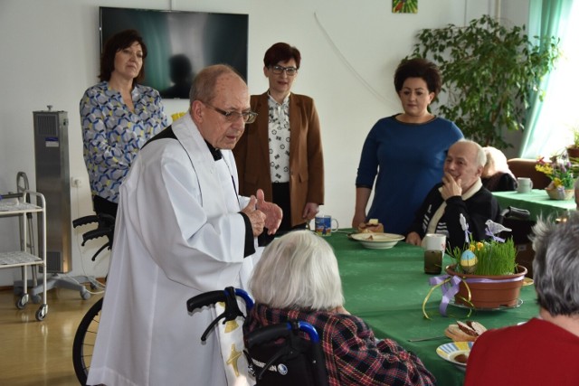Uczestnikom śniadania towarzyszył ksiądz Marian Wiącek, kapelan Domu Pomocy Społecznej w Sandomierzu. 