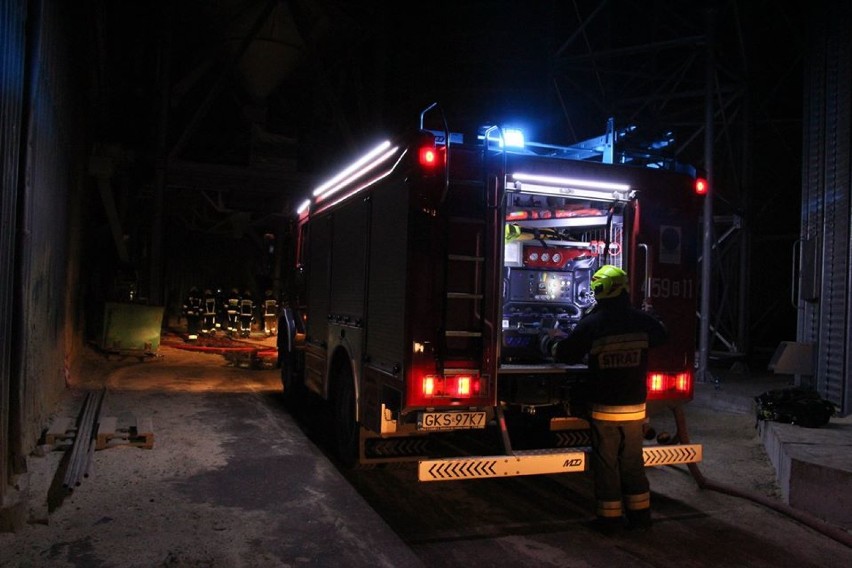Pożar tartaku w Wielu w gm. Karsin. Jeden z pracowników został ranny [ZDJĘCIA]