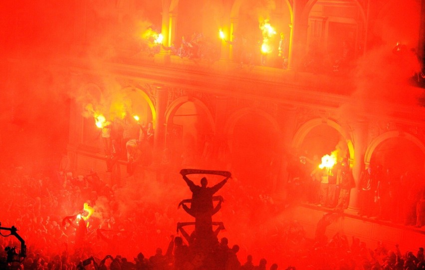 Tak kibice Lecha Poznań bawili się po zdobyciu mistrzostwa w...