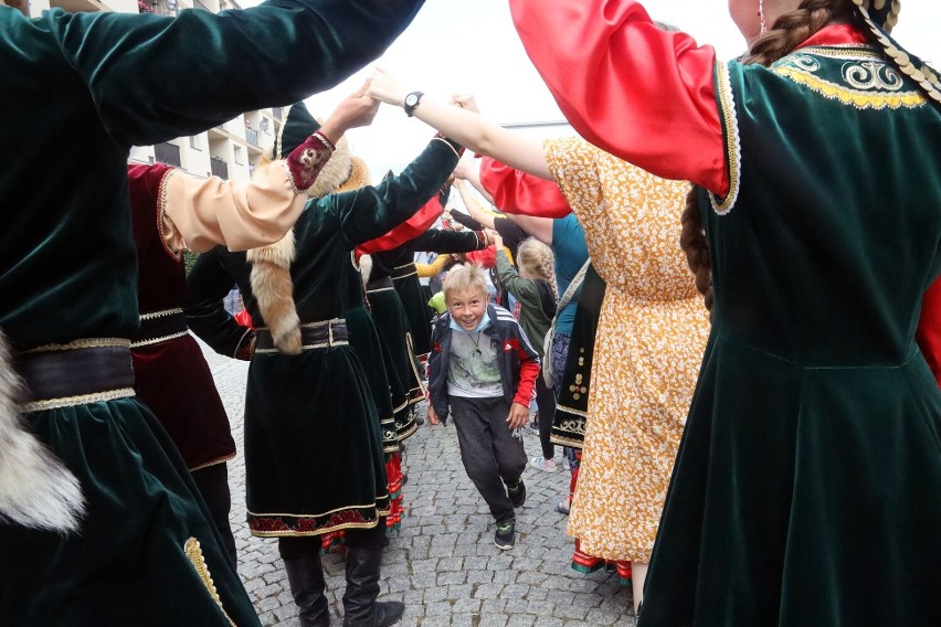Festiwal Folklorystyczny "Świat pod Kyczerą", zespoły zaczęły przyjeżdżać do Legnicy
