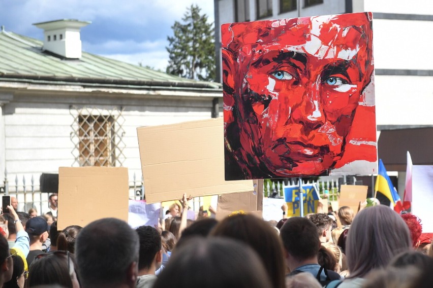 Protest Ukraińców w Warszawie. Pod ambasadą Rosji domagali się uznania tego państwa za terrorystów