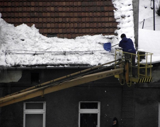 Obowiązek usuwania niebezpiecznych śnieżnych nawisów z dachów spoczywa na właścicielach lub zarządcach zarządcach nieruchomości