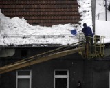 Wałbrzych: Uwaga na spadający śnieg! Ruszyło wielkie dachów odśnieżanie (ZDJĘCIA)
