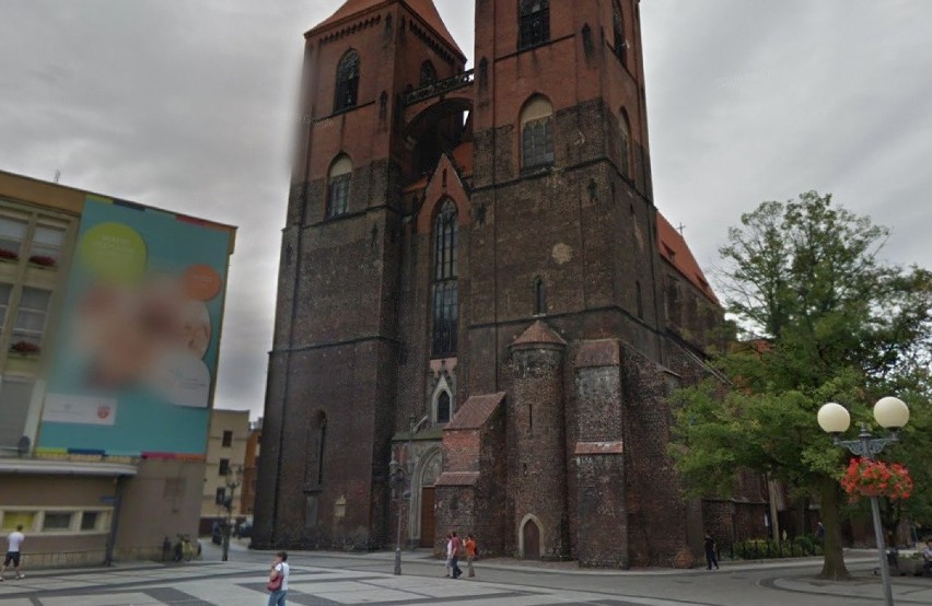 Google Street View to funkcja, która pozwala przejść się...