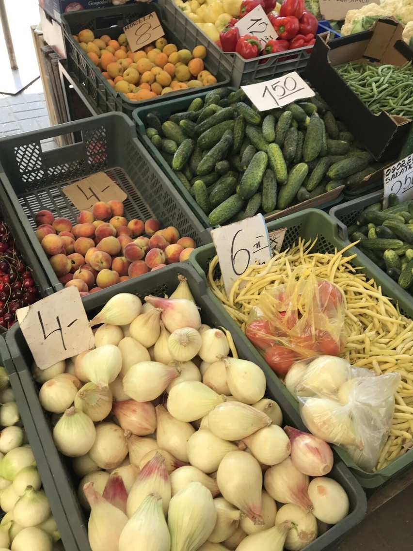 Ceny warzyw i owoców na chełmskim bazarze. Królują ogórki, pomidory i czereśnie. Zobacz zdjęcia