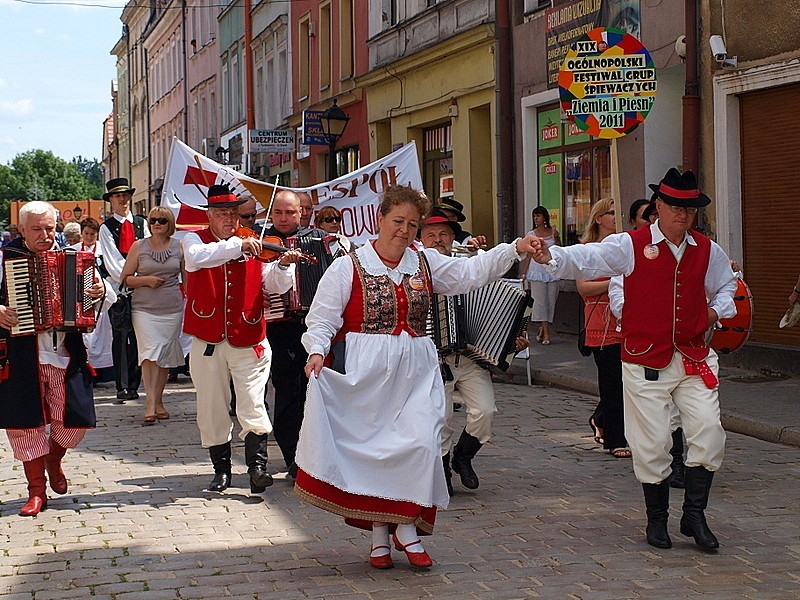 Barwny korowód Grup Śpiewaczych przeszedł tanecznie ulicami Szprotawy