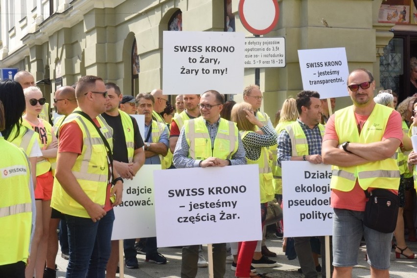 Na rynku w Żarach trwa protest mieszkańców