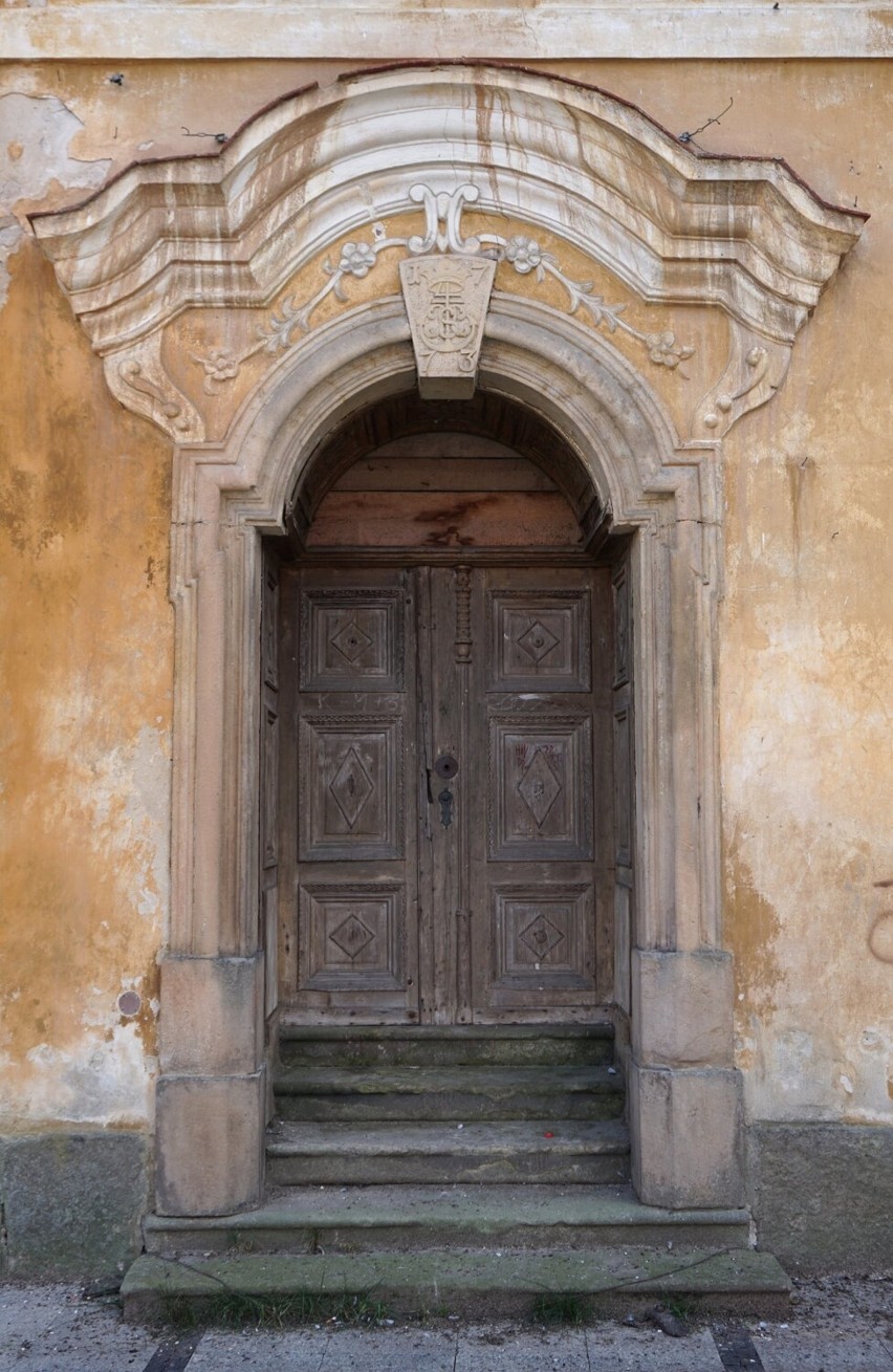 Portal pałacu z 1773 r.