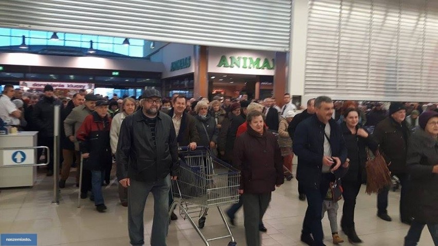 Tłumy na otwarciu hipermarketu Auchan we Włocławku otwarty [zdjęcia, wideo]