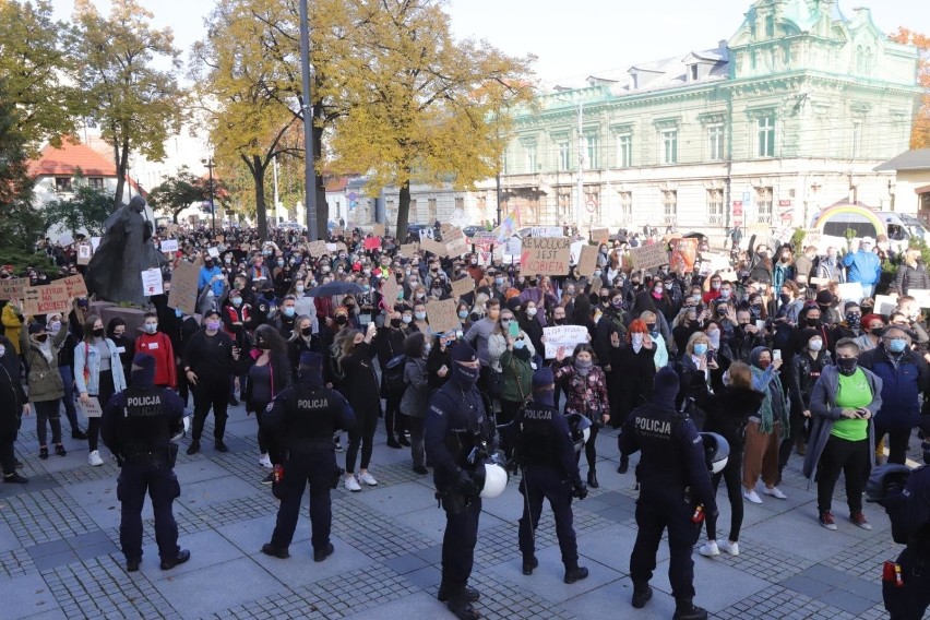 W Łodzi demonstracje organizowane są bez przerwy od 23...