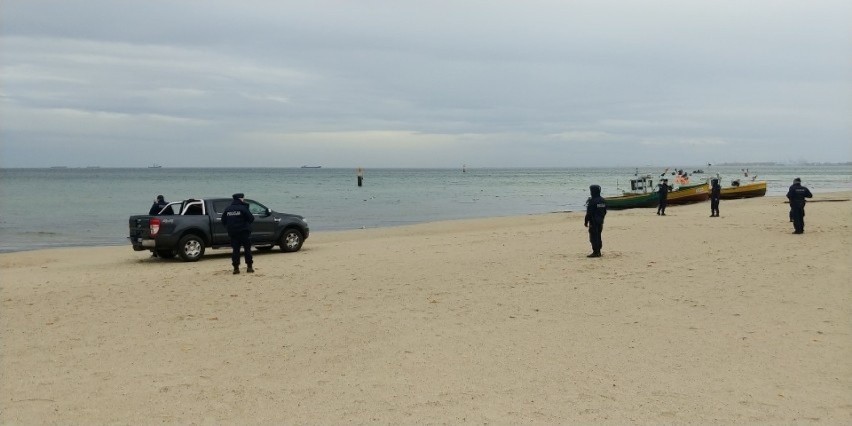 Poszukiwania na plaży przy Zatoce Gdańskiej