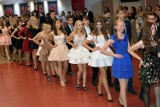 Polonezem rozpoczęli bal ósmoklasistów Szkoły Podstawowej nr 7 w Legnicy [ZDJĘCIA]