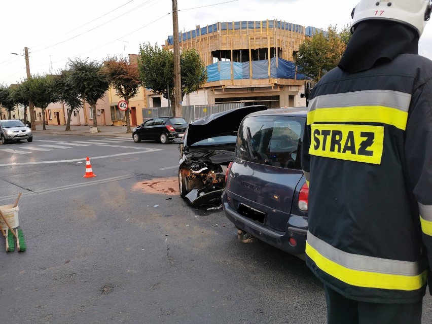 Bełchatów: Zderzenia samochodów na skrzyżowaniu w centrum Bełchatowa