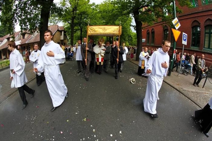 W czwartek procesja Bożego Ciała w maseczkach. Będą obowiązkowe! My przypominamy procesję sprzed kilku lat