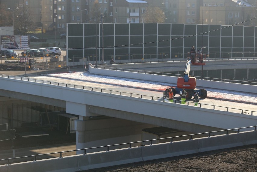 Oba wiadukty nad DK 94 w Sosnowcu są gotowe. Na drodze leży...