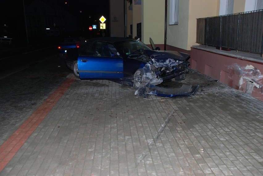 Człuchów. Kierowca chciał ominąć psa i uderzył w mur, są poszkodowani