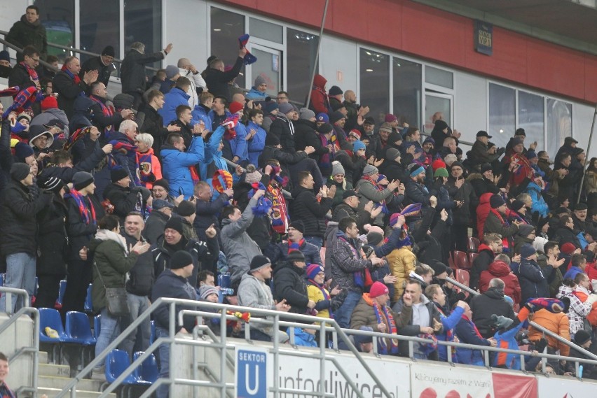 Piast Gliwice – Lech Poznań 4:0 ZDJĘCIA KIBICÓW. Kibicowski „młyn” wrócił na stadion przy Okrzei